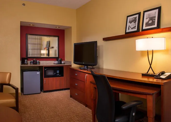 Courtyard By Marriott Richmond West
