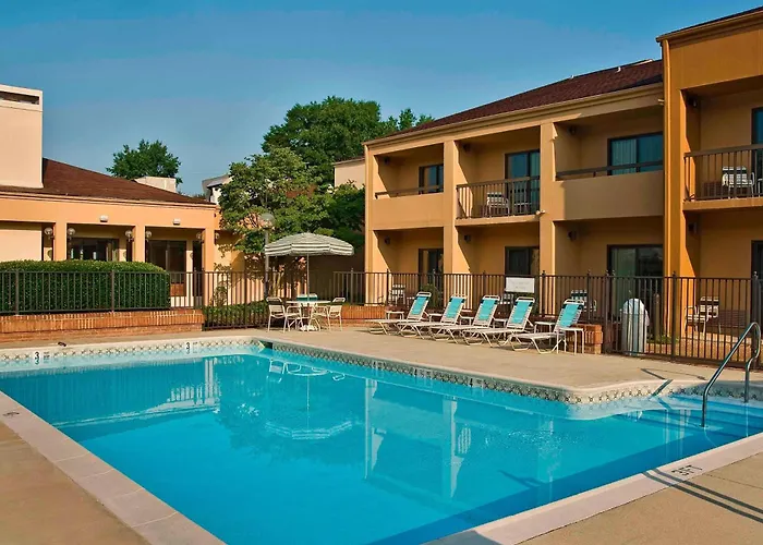Courtyard By Marriott Richmond West