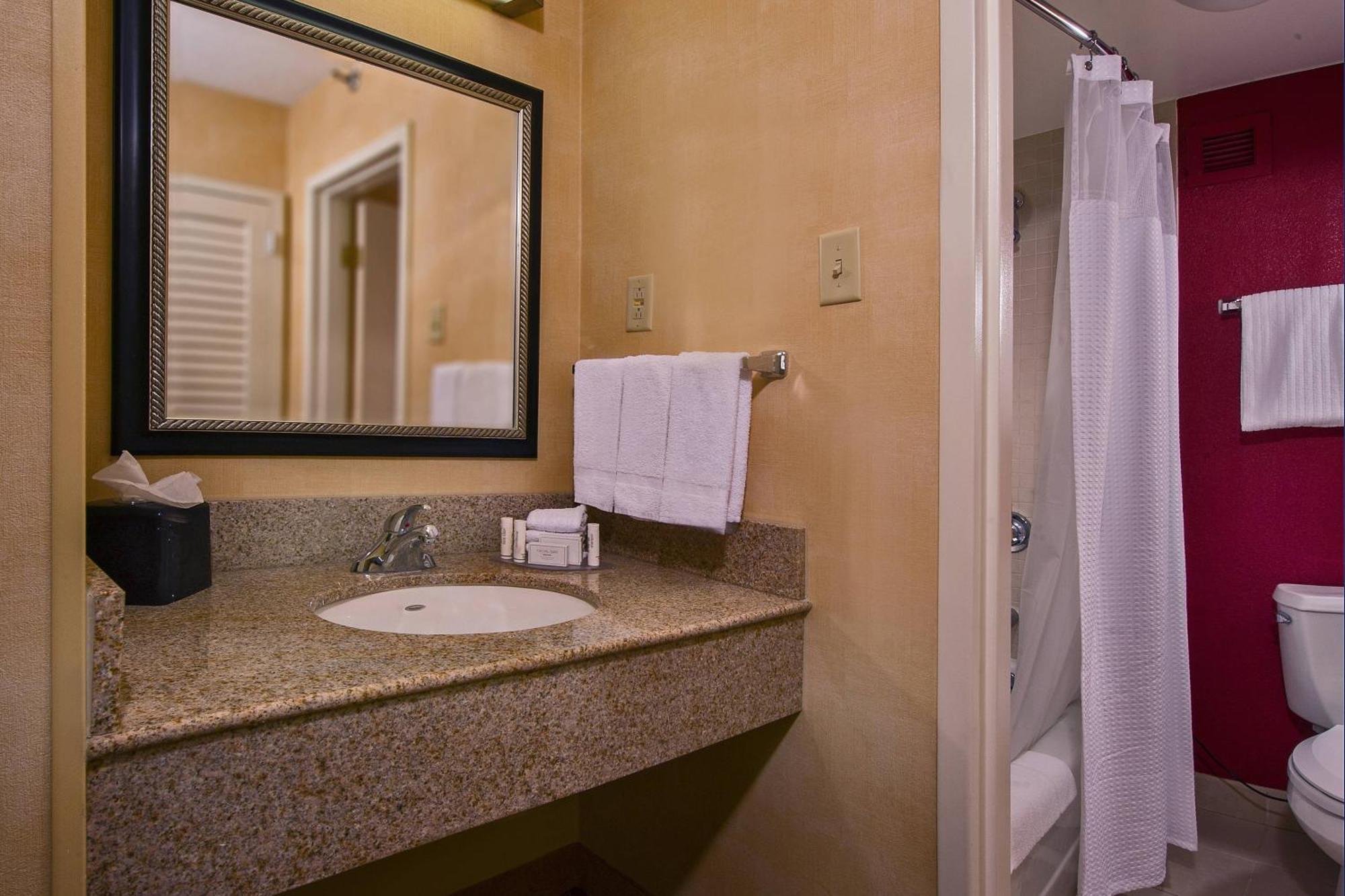 Courtyard By Marriott Richmond West Hotel 3*