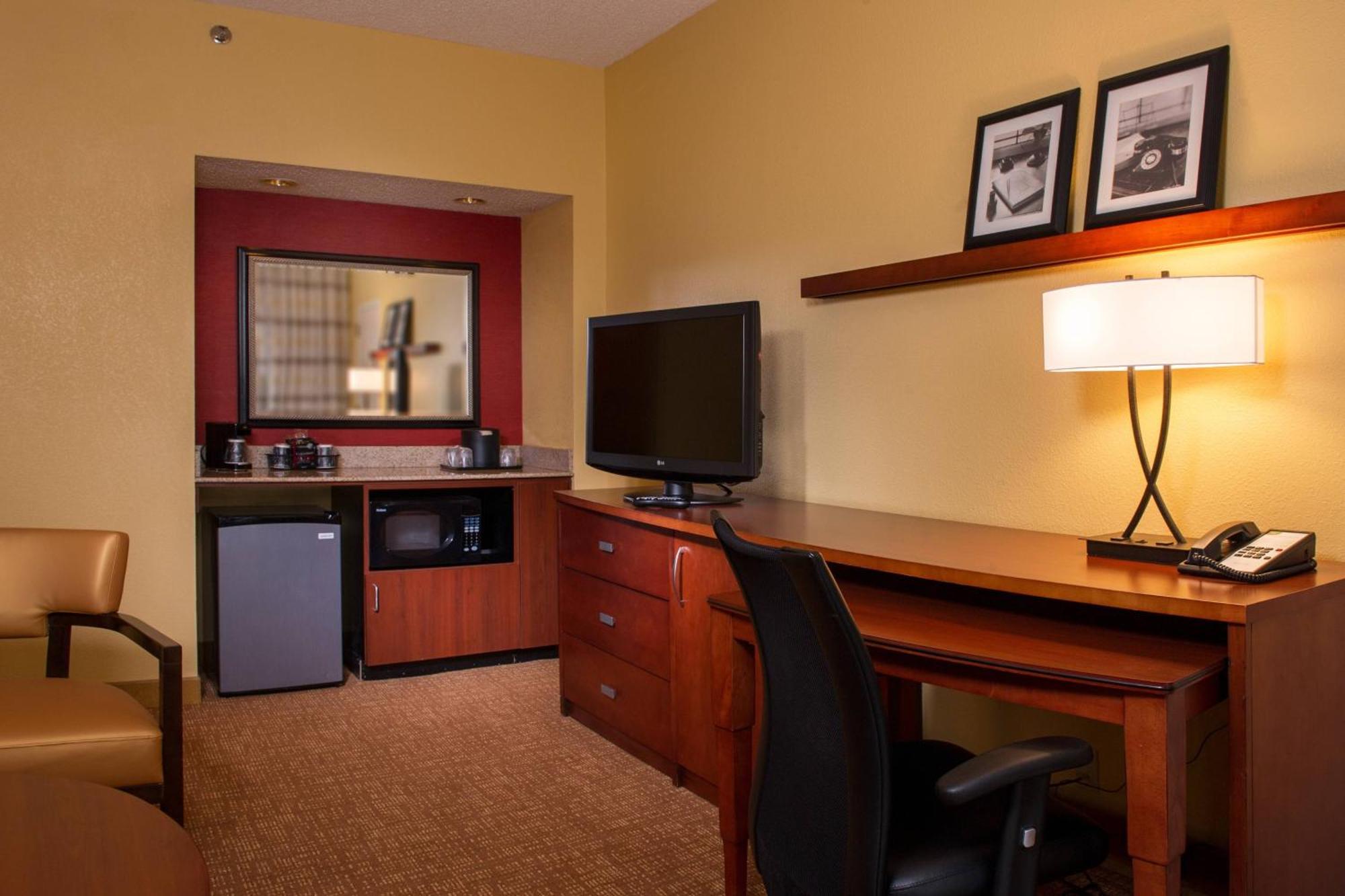 Courtyard By Marriott Richmond West 3*