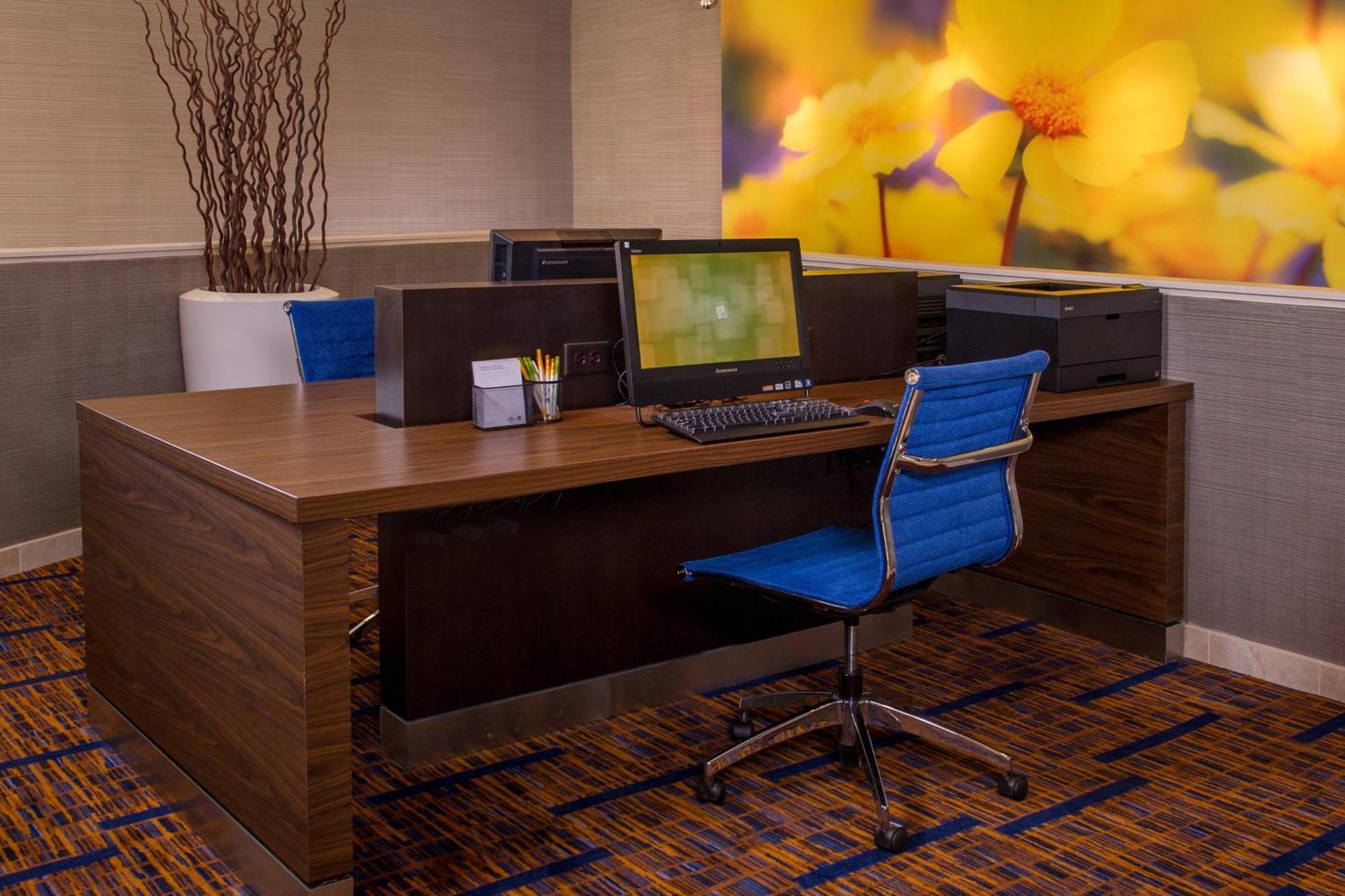 Courtyard By Marriott Richmond West Hotel 3*