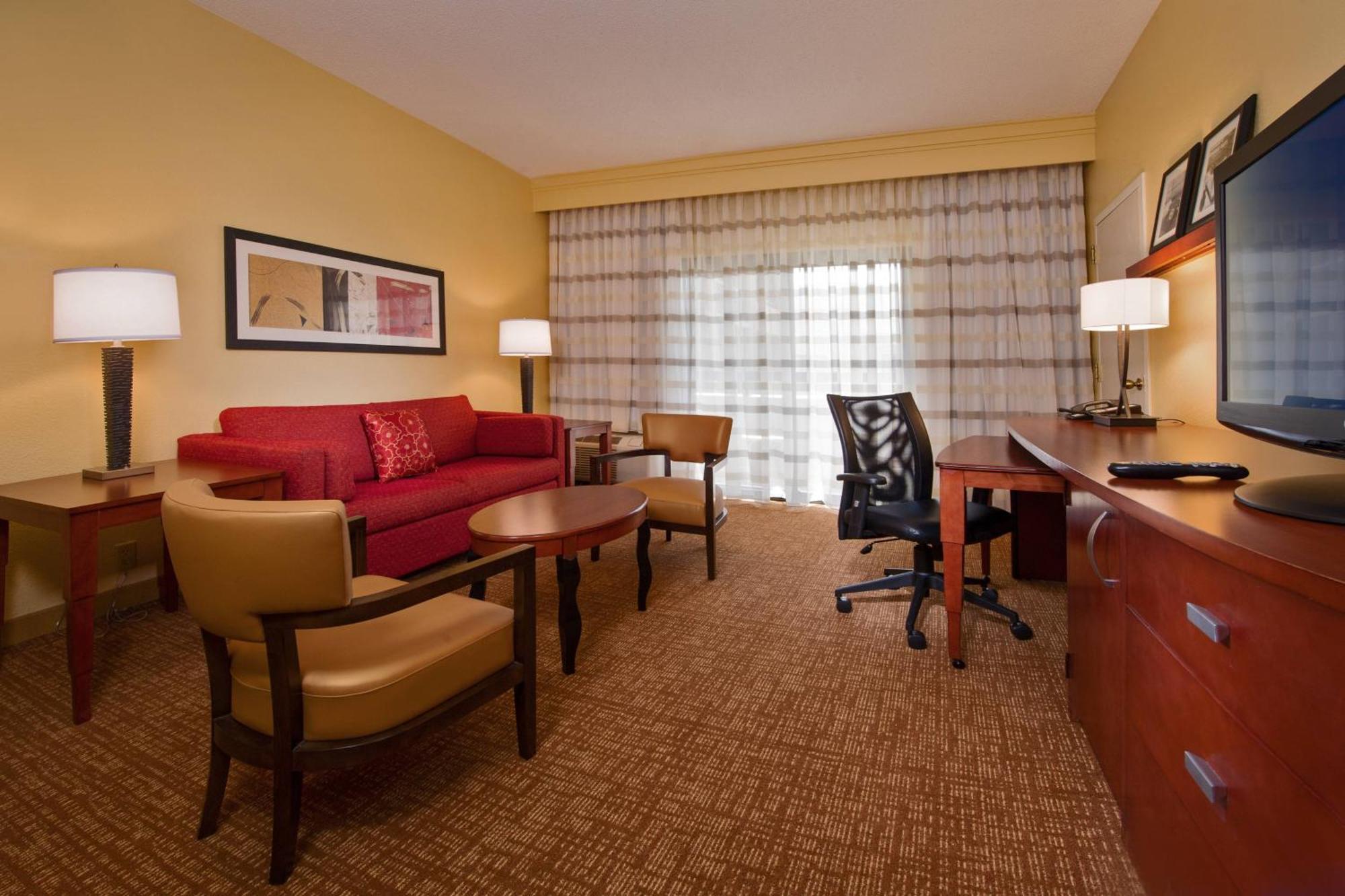 Courtyard By Marriott Richmond West 3*