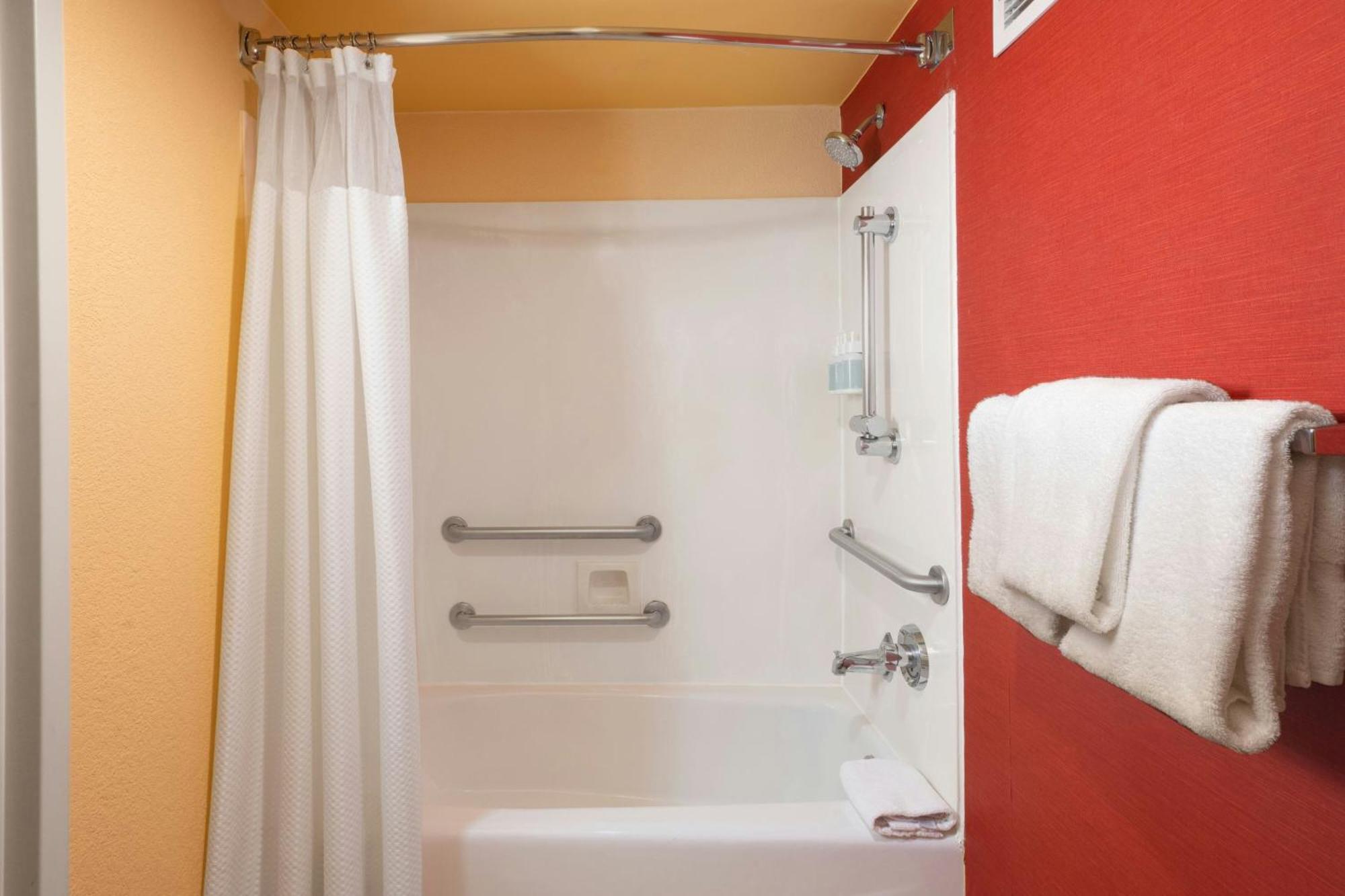 Courtyard By Marriott Richmond West Hotel 3*