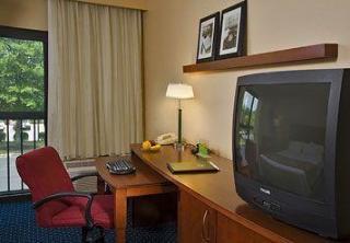 Courtyard By Marriott Richmond West Hotel