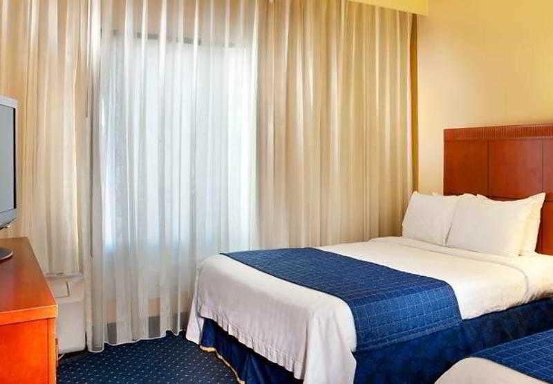 Courtyard By Marriott Richmond West