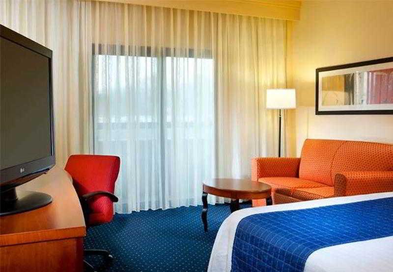 Courtyard By Marriott Richmond West 3*