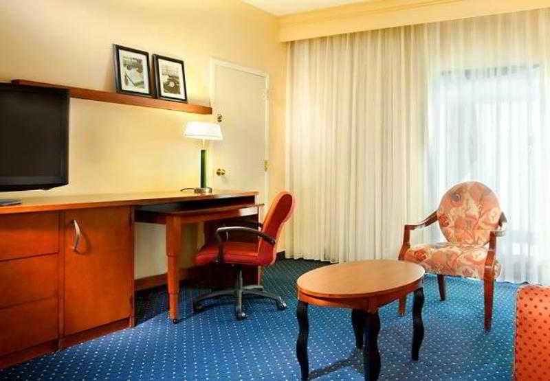 Courtyard By Marriott Richmond West